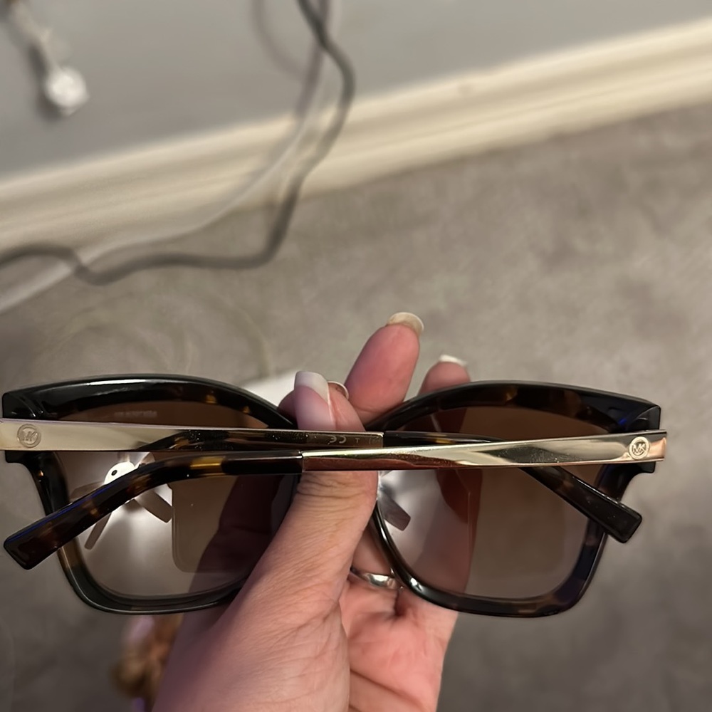 Michael kors sunglasses - Picture 3 of 3